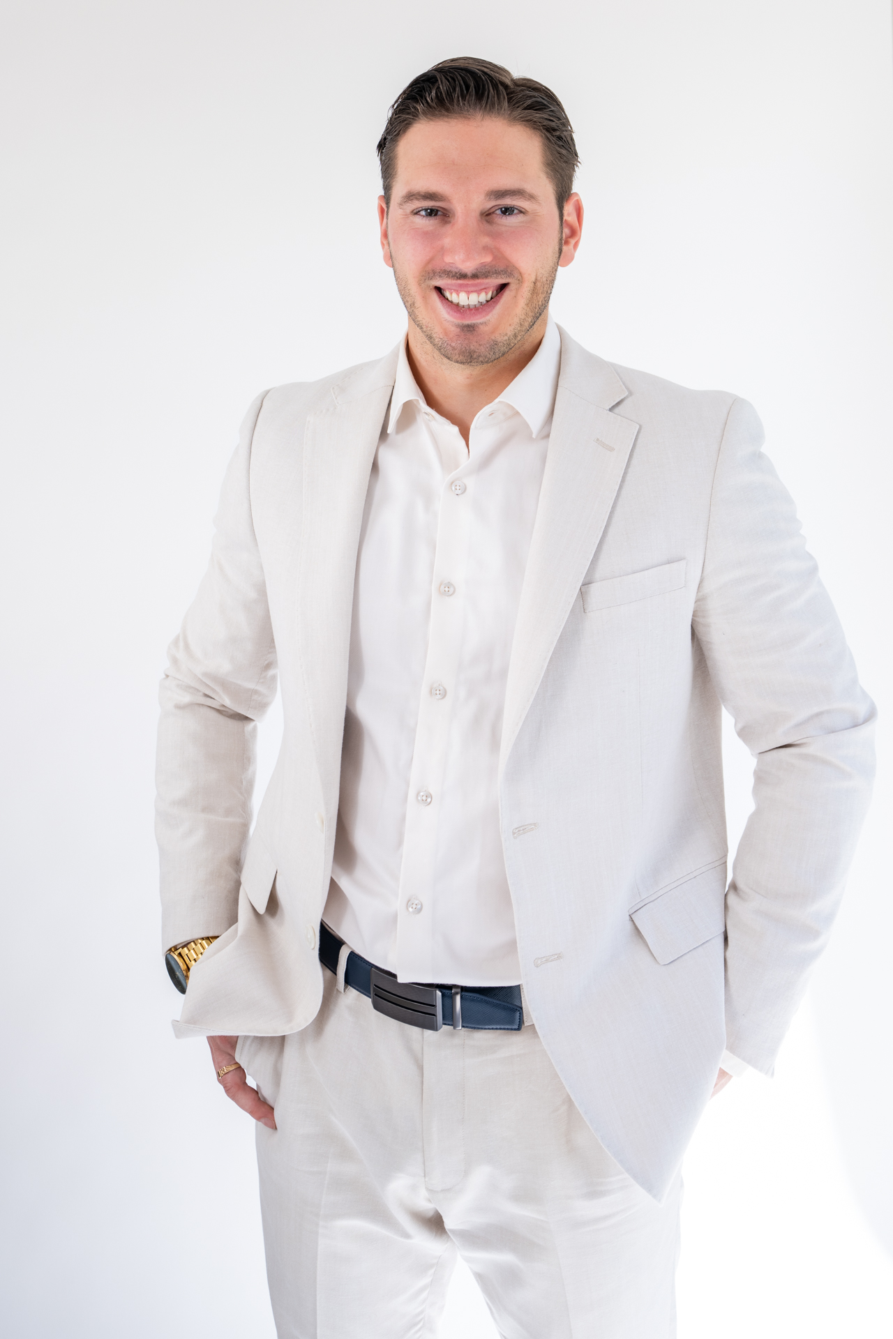 Dave Noël, courtier immobilier résidentiel, en complet beige